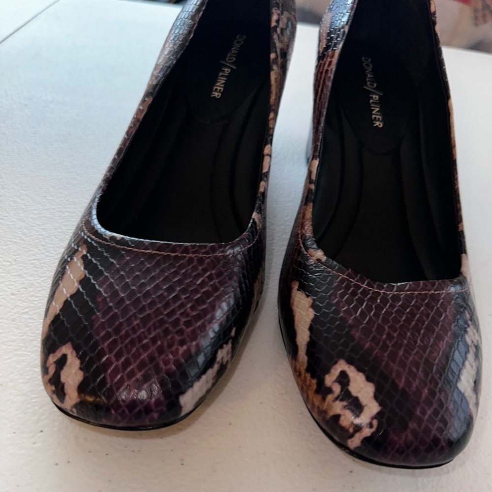 NWOB Donald Pliner Corin Leather Snakeskin Print Purple and Black Block Heel - Picture 3 of 12